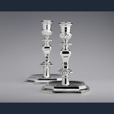 Een paar antiek zilveren kandelaars