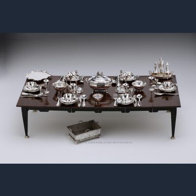 Een miniatuur tafel gedekt voor 6 personen met antiek miniatuur zilver 