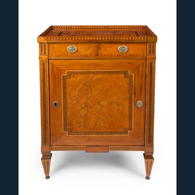 Een amboina Louis Seize één-deurs buffetkastje