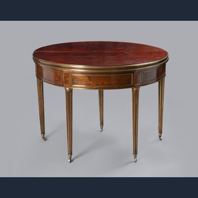 Louis Seize gaming table has a rotating top