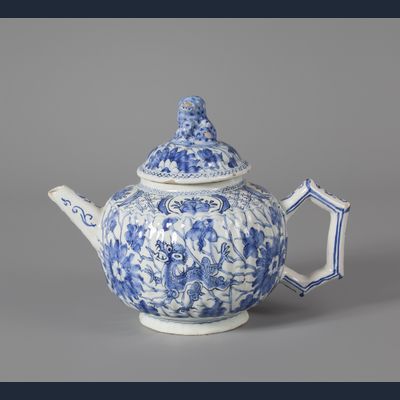 A Delft blue and white Chinoiserie teapot