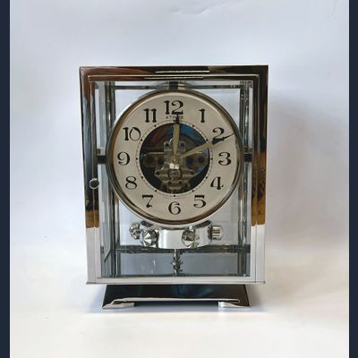 Mooi type Atmos klok, chroom no 4335, Jean Leon Reutter, circa 1930.