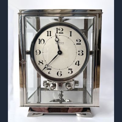 Een nikkelen Atmos klok, Reutter, no 8858 Frankrijk ca.1930.