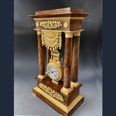 Een Franse mahonie kolompendule met vrij-slingerend uurwerk, Empire circa 1820-30.