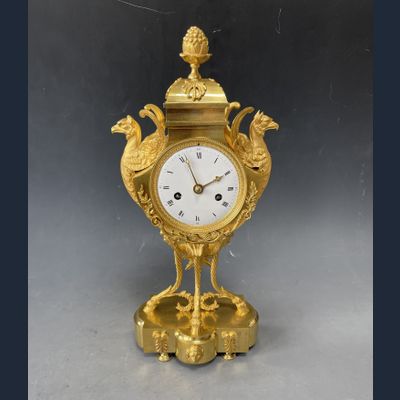 Een Directoire vaaspendule met griffioenen, Frankrijk circa 1800.