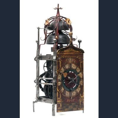 Een gotische ijzeren klok met waag/foliot, Zuid Duits, datum 1607.