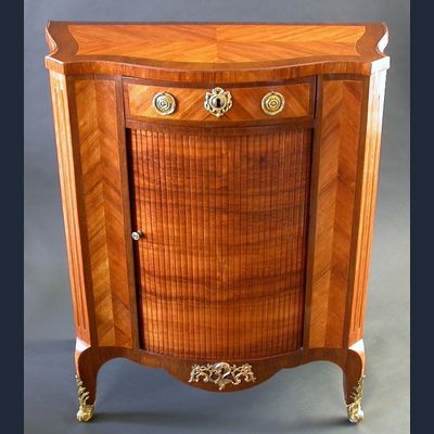 Een rozen met amarant gefineerde commode