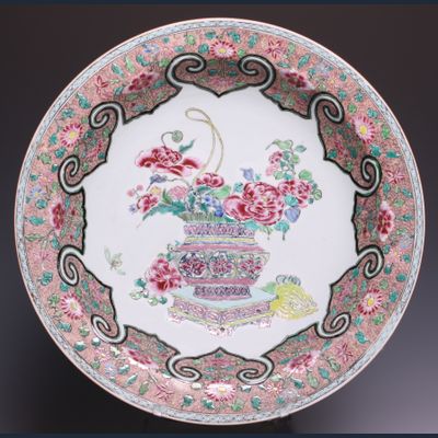 Nice Chinese Famille rose charger, early Qianlong (1736-1795), ca. 1740.