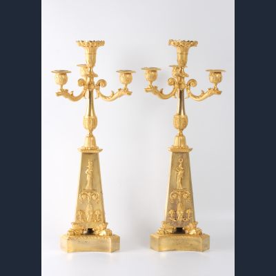 Ein paar große französische Empire-Vergoldungsbronzeleuchter mit 4 Lichtern, etwa 1810.