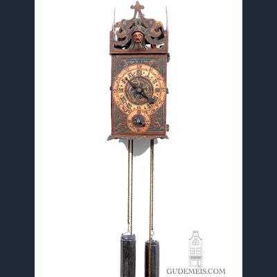 Een vroege Zuid Duitse polychrome wandklok met mechaniek, circa 1590.
