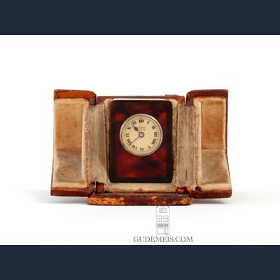 Een miniatuur Frans Art Deco reisklokje, circa 1920