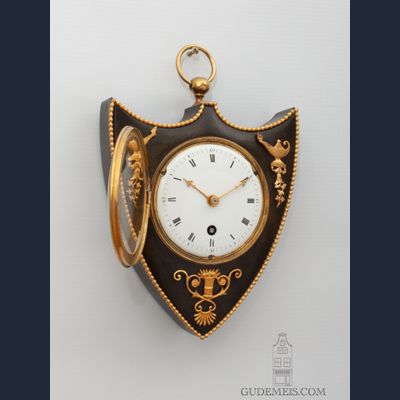 Een zeldzaam en klein Frans Empire bronzen cartelklokje, circa 1810.