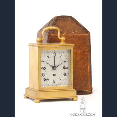 Een kleine Oostenrijkse grande sonnerie reisklok, circa 1850.