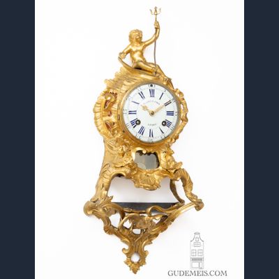 Ein seltenes und kleines französisches Louis XV vergoldetes Bronzekonsolenuhrchen, Leroy A Paris, um 1745.