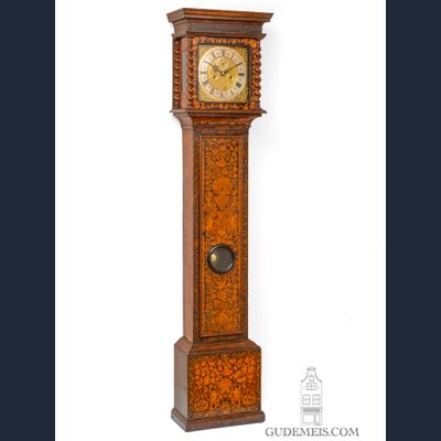 Éen vroege Engelse staande met marquetterie inleg, Williamson London, circa 1695.