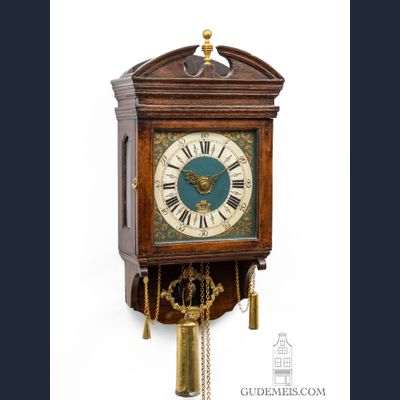 Een zeldzame Friese eikenhouten wandklok, circa 1780