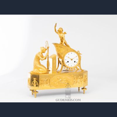 Eine französische Empire-vergoldete Bronze-Pendeluhr, Ars Amatoria, um 1800 hergestellt.