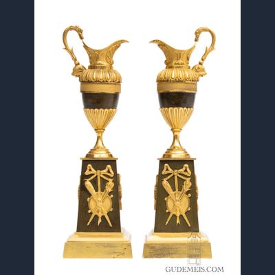 Ein paar französische Restaurations-Bronzezierkannen/Kerzenleuchter, ca. 1825.