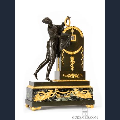 Een fraaie Franse Empire pendule oubl,i du temps door Galle, circa 1810.