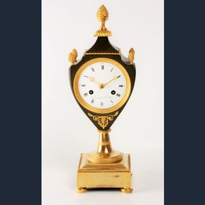 Een Franse Empire vuurverguld en bronzen vaaspendule gesigneerd Armingaud L.né à Paris, circa 1800