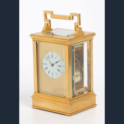 Een Franse verguld messing reisklok 'Anglaise' kast met slagwerk, circa 1880.