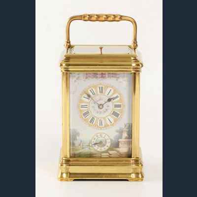 Een Franse verguld messing reisklok met porseleinen panelen, circa 1880