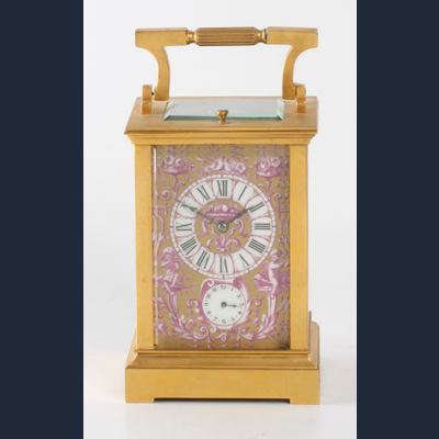 Een fraaie Franse vergulde reisklok met Sèvres panelen, kwartierslag en wekker, circa 1880