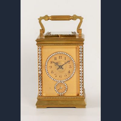 Een fraaie Franse messing reisklok met kristallen, wekker en slagwerk, circa 1900.