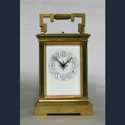 Een Franse messing 'Anglaise' reisklok met slagwerk en repetitie, circa 1880