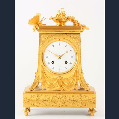 Een elegante Franse Empire verguld bronzen pendule Borne met vlinder, circa 1800