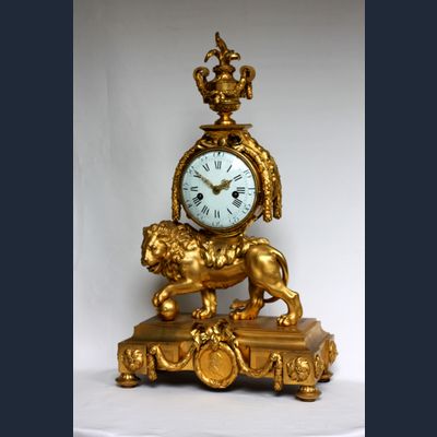 Leeuw – Louis XVI – Pendule – met het medaillon van Lodewijk XVI