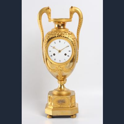 Een grote Franse Empire verguld bronzen vaaspendule met fabeldieren, circa 1800