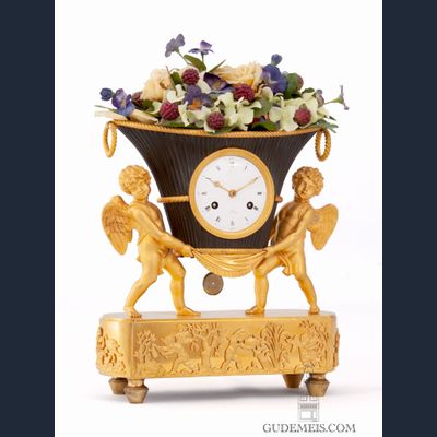 Een Frans Empire verguld en bronzen pendule, bloemenvaas met putti, circa 1800