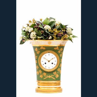 Een fraaie Franse Empire porseleinen vaas pendule, circa 1800