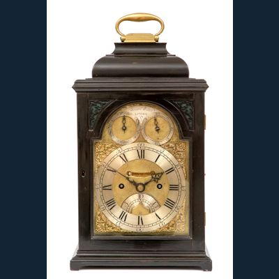Een kleine Engelse tafelklok met kwartierrepetitie, James Wittit London, circa 1740