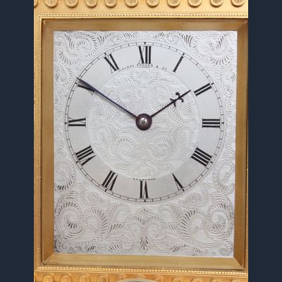 Een Engels gegraveerd 'Cole type' verguld tafelklokje, Manoah Rhodes, circa 1860