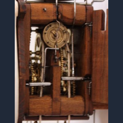 Een klein Duits wandklokje met slagwerk en wekker, circa 1860