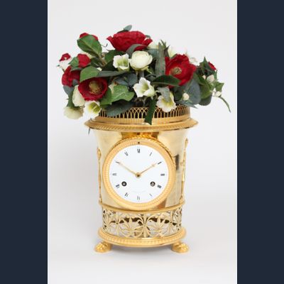 Een fraaie Franse Empire verguld bronzen vaaspendule, Angevin A Paris, circa 1800