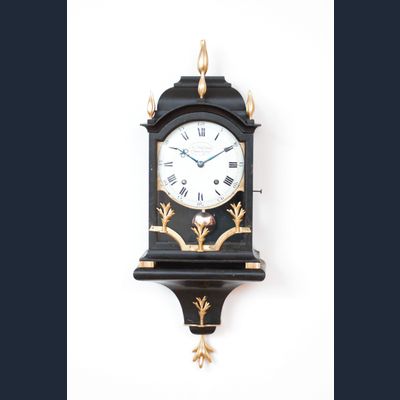 Een Zwitsers Louis XVI gezwart consoleklokje met kwartierslag, DuComun Chaux de Fond, circa 1780