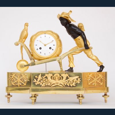 Een zeldzame Franse Empire ‘au bon sauvage’ pendule, ‘kruiwagen’, Lesieur à Paris, circa 1800
