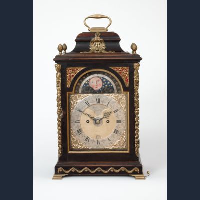 Een Engelse tafelklok met maan en datum voor de Hollandse markt, James Smith London, circa 1770.