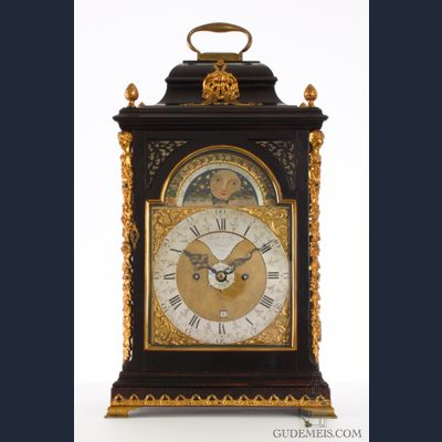 Een Engelse tafelklok met maan en datum voor de Hollandse markt, Smith & Son, circa 1770.