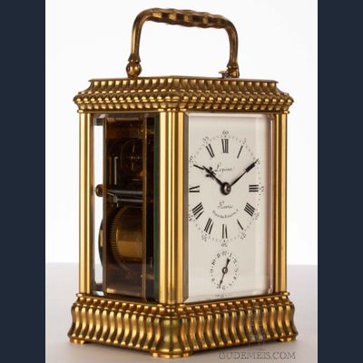 Een Franse verguld messing reisklok met een zeldzame ‘robbelkast’, Lepine, circa 1880.