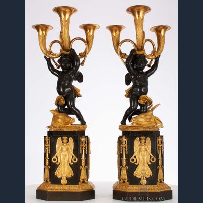 Een paar Franse Empire verguld en gepatineerd bronzen sculpturale kandelaars, circa 1800