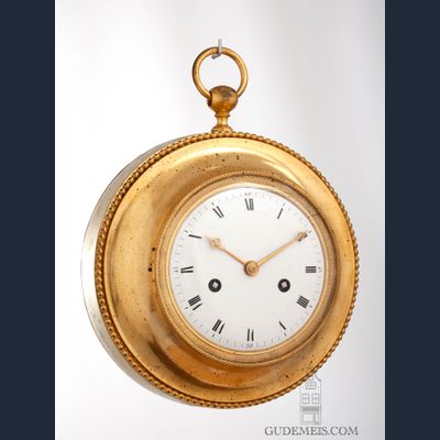 Een Franse Empire verguld bronzen ronde cartel wandklok, circa 1800.