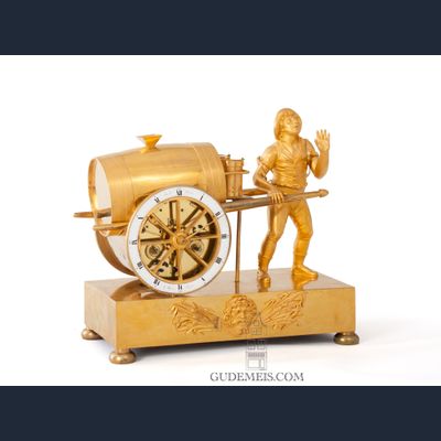 Een Franse Empire verguld bronzen pendule, Waterverkoper, circa 1810.
