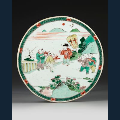 A CHINESE FAMILLE-VERTE CIRCULAR PLAQUE, KANGXI PERIOD (1662-1722)