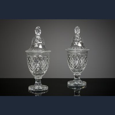 Paar geslepen kristallen gembercoupes