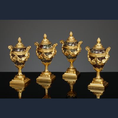 Vier Franse Louis XVI gemonteerde vaasjes