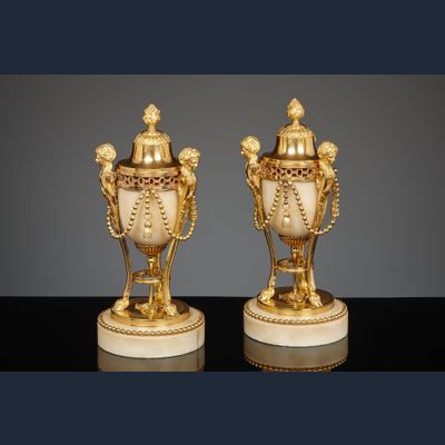 Paar Franse Louis XVI cassolettes